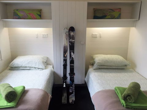 Elk At Falls - Accommodation in Surfers Paradise 0