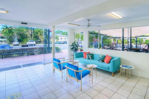 Cairns Queenslander Hotel & Apartments - Accommodation in Surfers Paradise 2