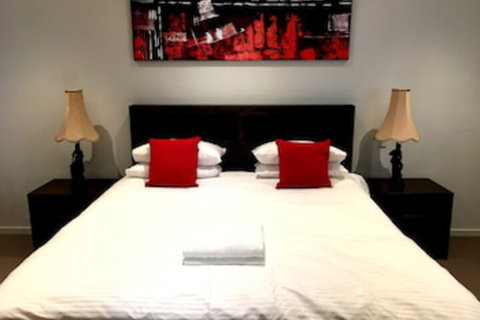 Deluxe Lake View House - Accommodation in Surfers Paradise 0