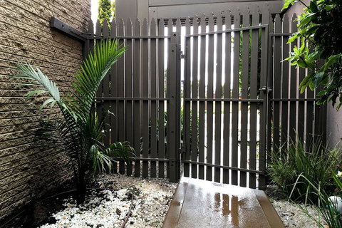 Deluxe Lake View House - Accommodation in Surfers Paradise 2