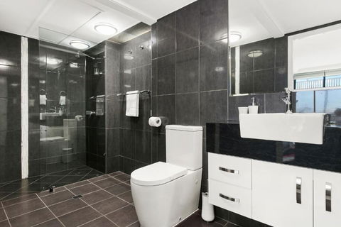 Cairns Luxury Seafront Apartment - Accommodation in Surfers Paradise 6