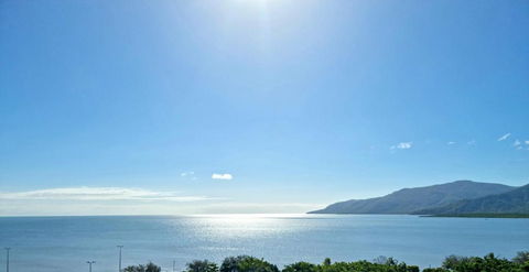 Cairns Luxury Seafront Apartment - Accommodation in Surfers Paradise 5