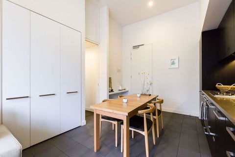 GEORGE, 1BDR North Melbourne Apartment - Accommodation in Surfers Paradise 2