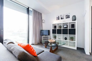 ROBYN, 1BDR Melbourne Apartment - Accommodation in Surfers Paradise 0