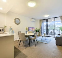 Charming  Spacious Living in a Serene Location - Accommodation in Surfers Paradise