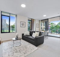 HomeHotel Walking Distance to Train  Westfield - Accommodation in Surfers Paradise