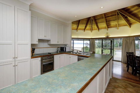 FAR SHORE - Accommodation in Surfers Paradise 6