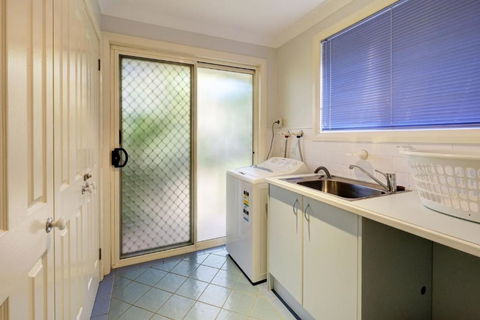 FRANGIPANI BEACH HOUSE PET FRIENDLY 22 Belbourie Cres Boomerang Beach - Accommodation in Surfers Paradise 2