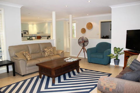 FRANGIPANI BEACH HOUSE PET FRIENDLY 22 Belbourie Cres Boomerang Beach - Accommodation in Surfers Paradise 6