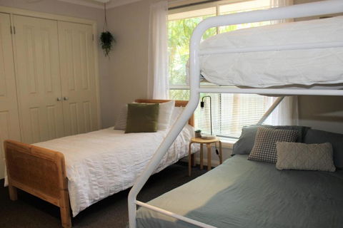 FRANGIPANI BEACH HOUSE PET FRIENDLY 22 Belbourie Cres Boomerang Beach - Accommodation in Surfers Paradise 1
