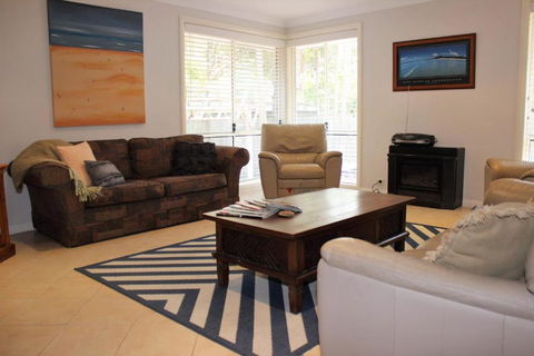 FRANGIPANI BEACH HOUSE PET FRIENDLY 22 Belbourie Cres Boomerang Beach - Accommodation in Surfers Paradise 4