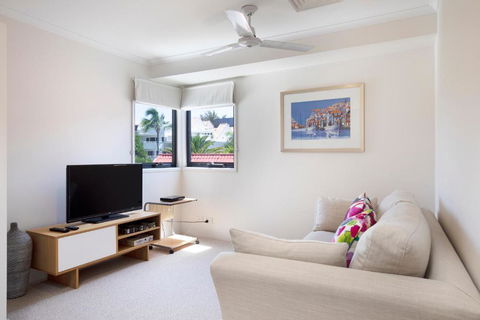 Wake Up To Ocean Views In Stylish Comfort - Accommodation in Surfers Paradise 3
