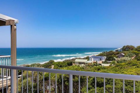 Wake Up To Ocean Views In Stylish Comfort - Accommodation in Surfers Paradise 0