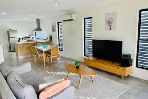 WHITSUNDAY Brand New Townhouse Close To Boardwalk - Accommodation in Surfers Paradise 0