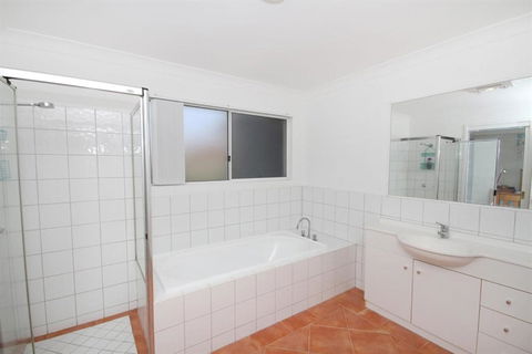 FANTASTIC HOLIDAY UNIT In A PERFECT LOCATION - Accommodation in Surfers Paradise 3