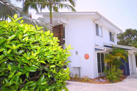 FANTASTIC HOLIDAY UNIT In A PERFECT LOCATION - Accommodation in Surfers Paradise 0