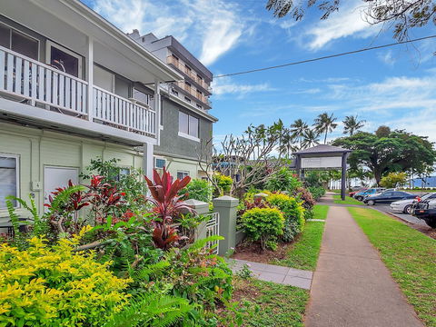 Easy Going Holiday Unit On McKenzie MK5 - Accommodation in Surfers Paradise 0