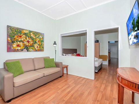 Easy Going Holiday Unit On McKenzie MK5 - Accommodation in Surfers Paradise 2