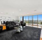BENGALEE EXECUTIVE TOWNHOUSE MODERN  STYLISH - Accommodation in Surfers Paradise