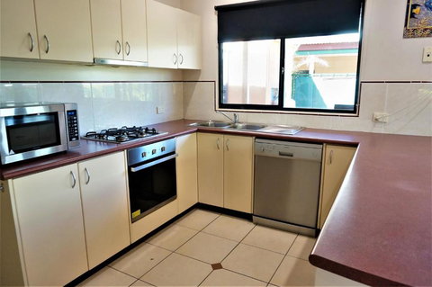 Ningaloo Breeze Villa 9 3 Bedroom Fully Self Contained Holiday Accommodation - Accommodation in Surfers Paradise 5
