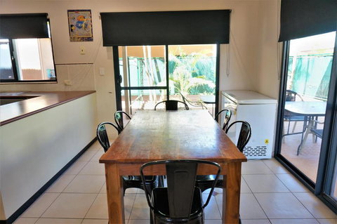 Ningaloo Breeze Villa 9 3 Bedroom Fully Self Contained Holiday Accommodation - Accommodation in Surfers Paradise 4