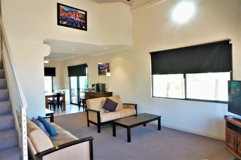 Ningaloo Breeze Villa 9 3 Bedroom Fully Self Contained Holiday Accommodation - Accommodation in Surfers Paradise 2