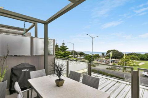 WATERFRONT TWO Position Perfect NEW LISTING 2019 - Accommodation in Surfers Paradise 3