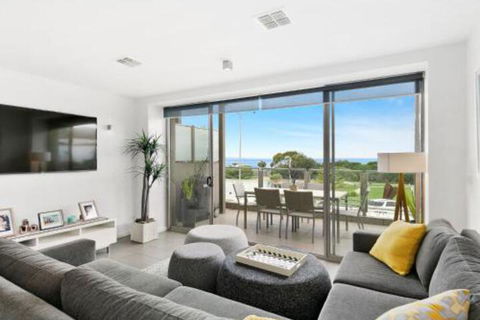 WATERFRONT TWO Position Perfect NEW LISTING 2019 - Accommodation in Surfers Paradise 4
