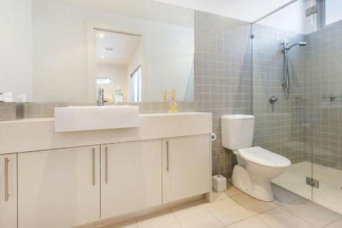 PALM COURT RETREAT MORNINGTON - Accommodation in Surfers Paradise 6