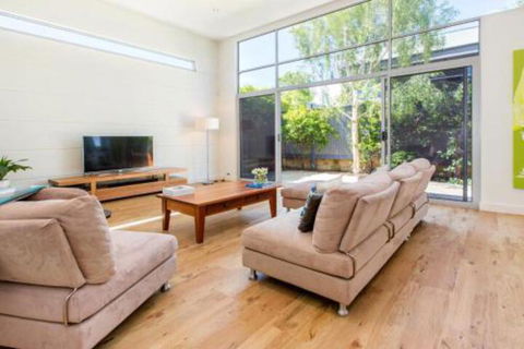 PALM COURT RETREAT MORNINGTON - Accommodation in Surfers Paradise 0