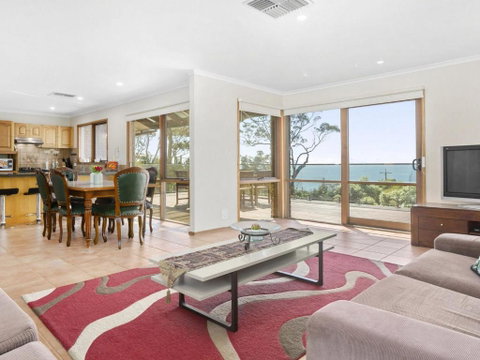 VIEWS At MCCRAE..... - Accommodation in Surfers Paradise 1