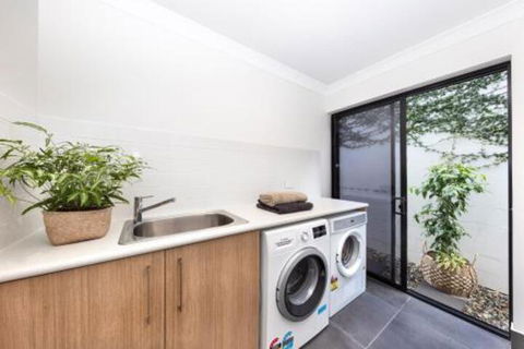 WINDFALL In PALM COVE - Accommodation in Surfers Paradise 2