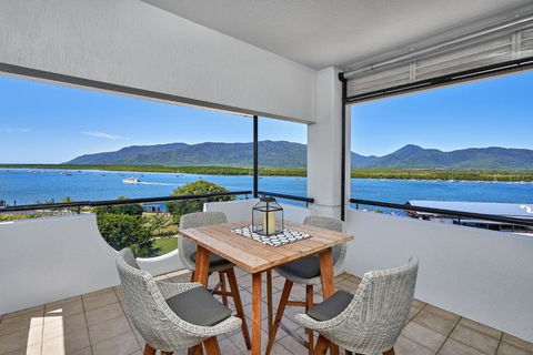 Belle Escapes Luxury Cairns Penthouse With Ocean Views 903 - Accommodation in Surfers Paradise 1
