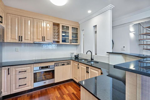 Belle Escapes Luxury Cairns Penthouse With Ocean Views 903 - Accommodation in Surfers Paradise 4