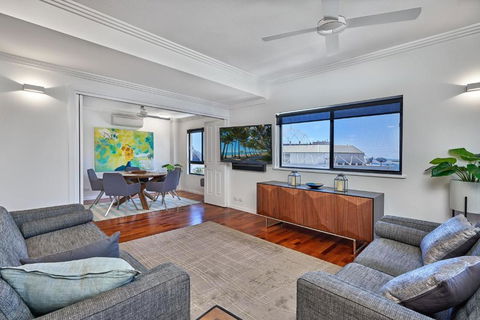 Belle Escapes Luxury Cairns Penthouse With Ocean Views 903 - Accommodation in Surfers Paradise 6