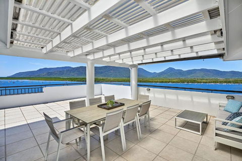 Belle Escapes Luxury Cairns Penthouse With Ocean Views 903 - Accommodation in Surfers Paradise 2