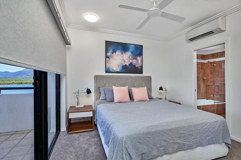 Belle Escapes Luxury Cairns Penthouse With Ocean Views 903 - Accommodation in Surfers Paradise 3
