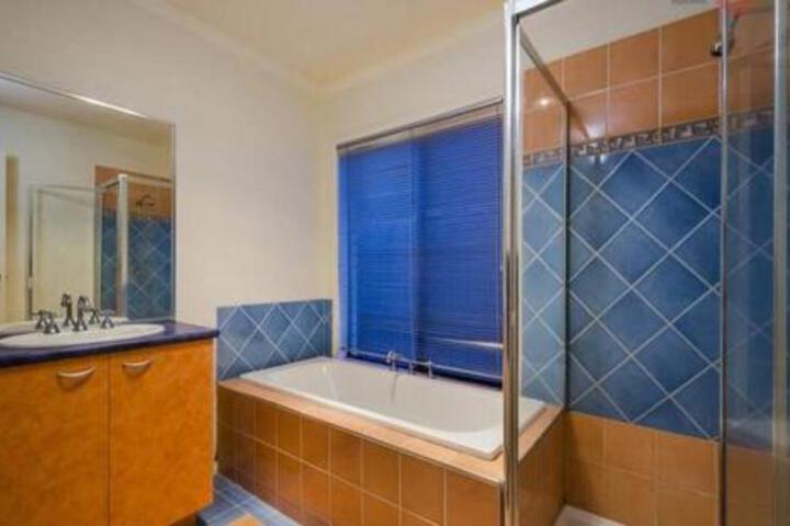 Altona Meadows VIC Accommodation in Surfers Paradise