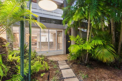 Luxury PoolSide Apartment In Beachfront - Accommodation in Surfers Paradise 1