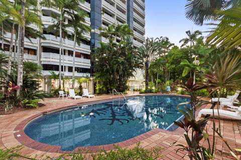 Luxury PoolSide Apartment In Beachfront - Accommodation in Surfers Paradise 3
