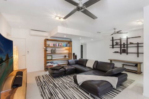 Luxury PoolSide Apartment In Beachfront - Accommodation in Surfers Paradise 0