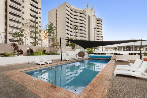 Luxury PoolSide Apartment In Beachfront - Accommodation in Surfers Paradise 4