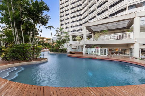 Luxury PoolSide Apartment In Beachfront - Accommodation in Surfers Paradise 2
