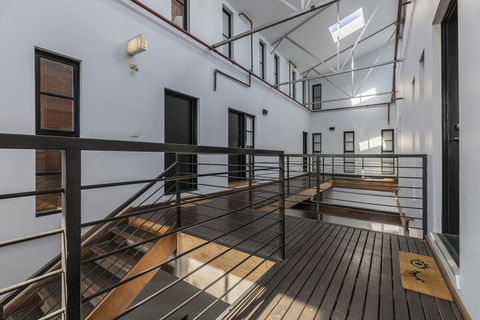 Fabulous Fitzroy Converted Warehouse - Accommodation in Surfers Paradise 7