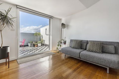 Fabulous Fitzroy Converted Warehouse - Accommodation in Surfers Paradise 0