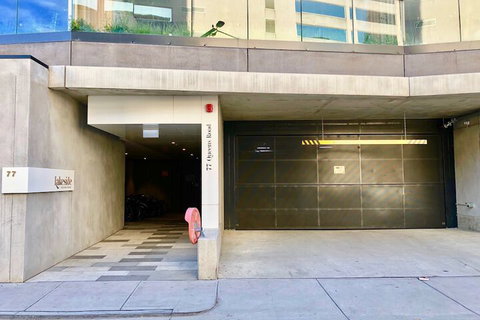 Deluxe And Brand New Lakeside Apartment - Accommodation in Surfers Paradise 1