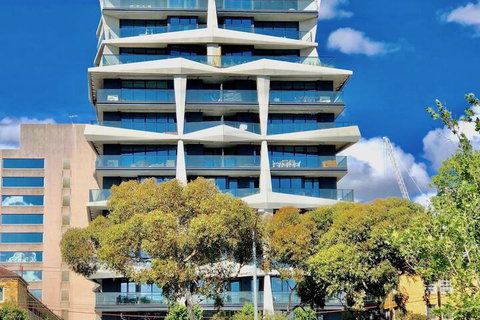 Deluxe And Brand New Lakeside Apartment - Accommodation in Surfers Paradise 2