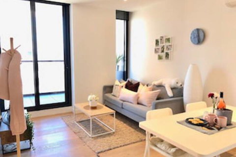 Deluxe And Brand New Lakeside Apartment - Accommodation in Surfers Paradise 0