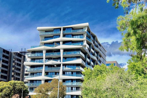 Deluxe And Brand New Lakeside Apartment - Accommodation in Surfers Paradise 3