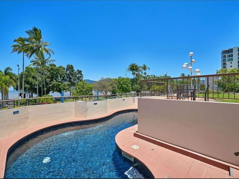 Cairns Ocean View Apartment In Aquarius - Accommodation in Surfers Paradise 2